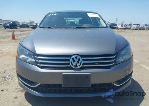 2014 Volkswagen Passat 1.8T Wolfsburg Edition z USA, uszkodzony, nr VIN 1VWAT7A30EC025433